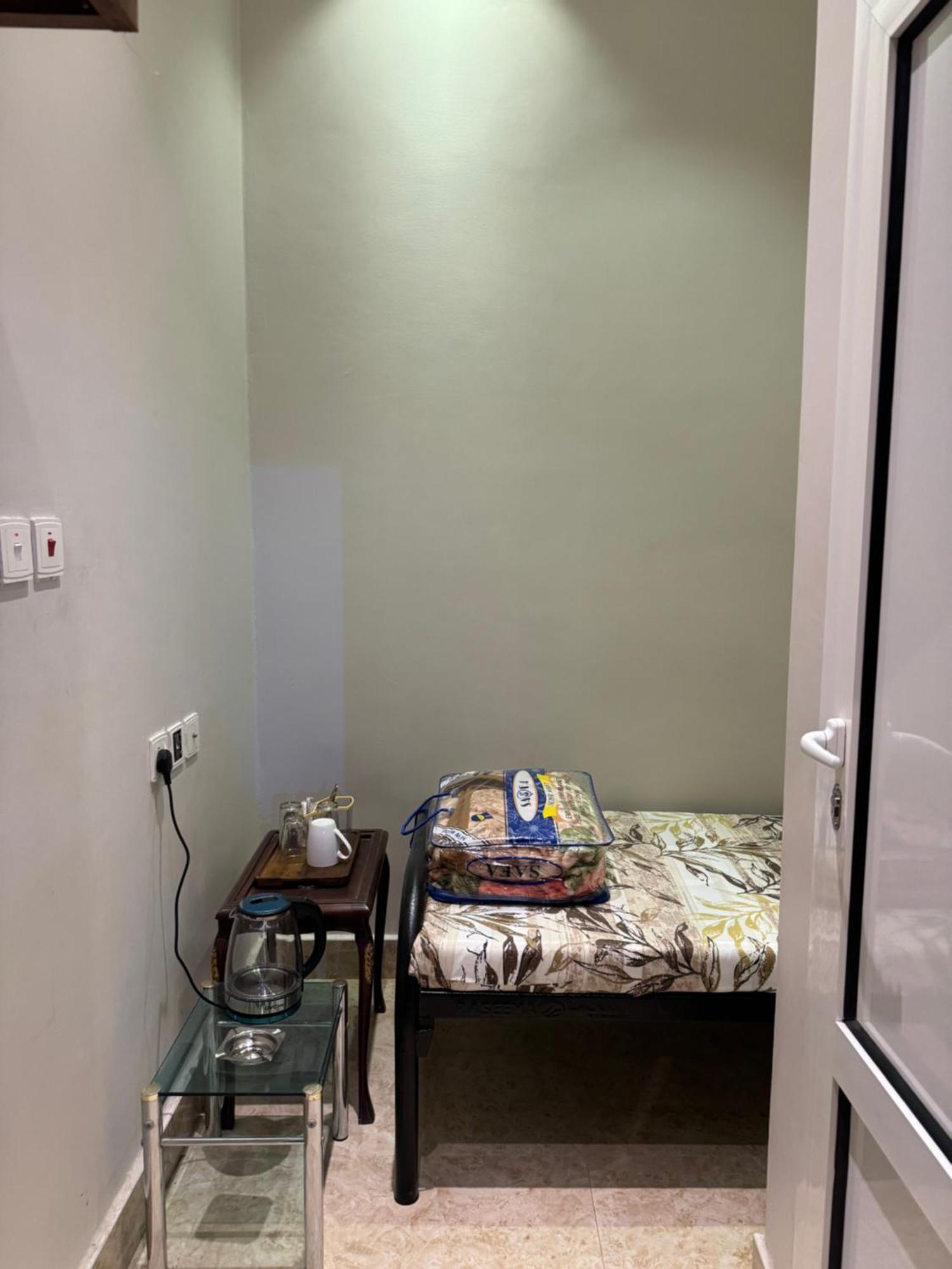 صغيرة بدورة مياه